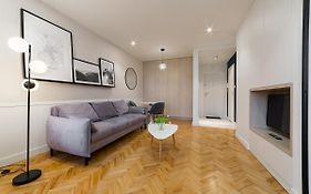 Central Apartment With Balcony And Views, Old Town, Metro